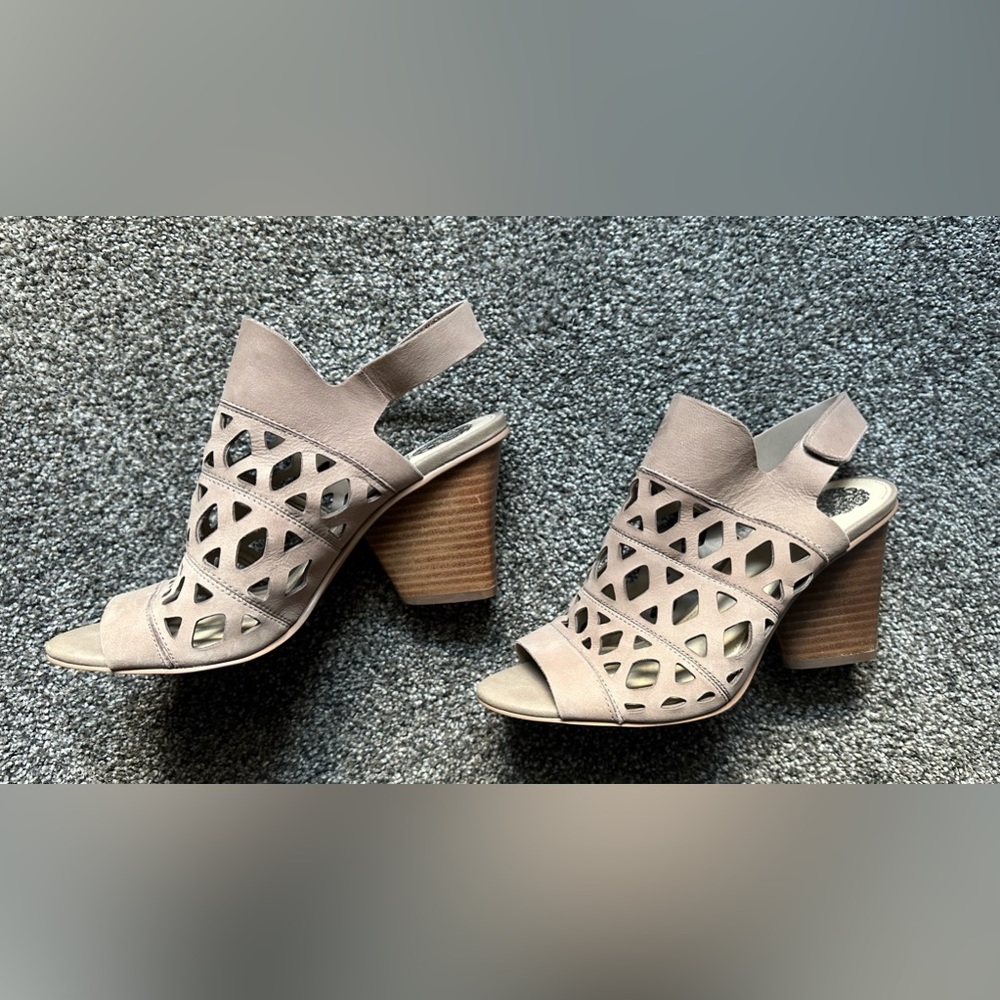 Vince Camuta- Deverly heeled sandals Size 8